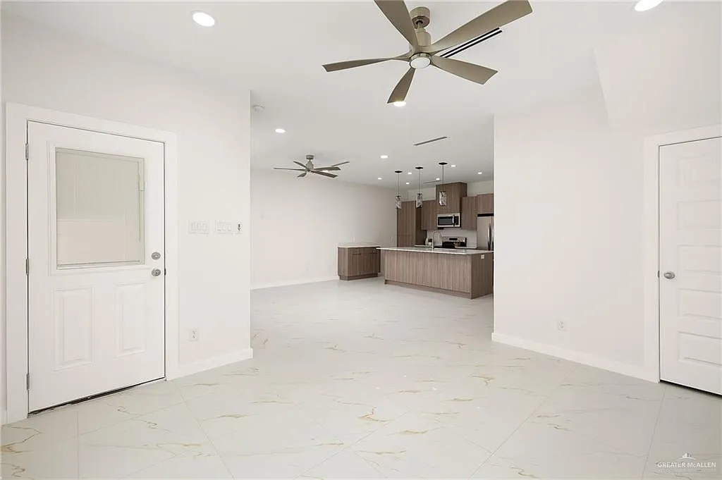 3 bed, 2.5 bath, 1780 sqft, $1,800 — Photo 4