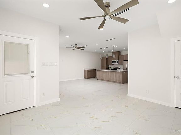 4th image of 916 S Bicentennial Blvd