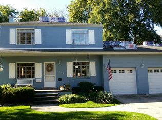 1439 Hawthorne Rd, Grosse Pointe Woods, MI 48236