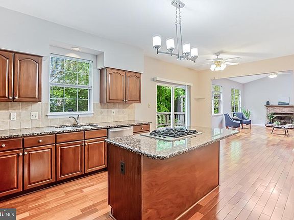 5th image of 40 Westhampton Ct