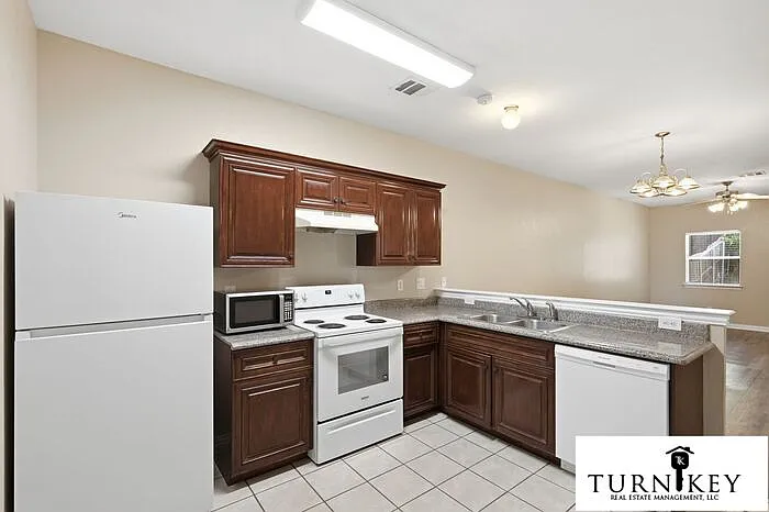 3 bed, 2.0 bath, 1151 sqft, $1,350 — Photo 4