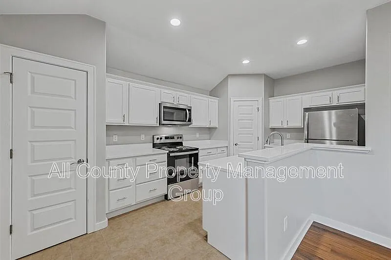 3 bed, 2.0 bath, 1369 sqft, $2,195 — Photo 3