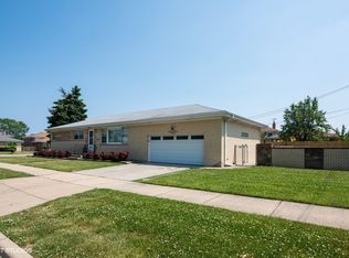 8840 Oleander Ave, Morton Grove, IL