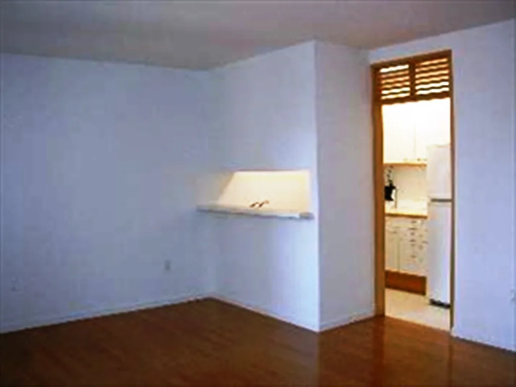 2000 Broadway APT 6B photo 1