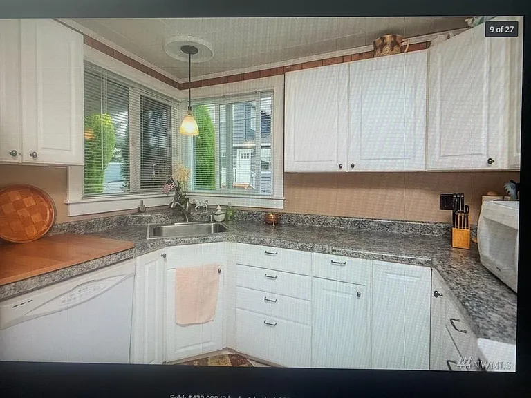 945 Olympic St — Photo 3