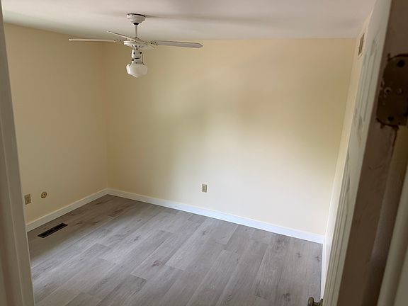 2nd image of 956 Barclay Ln #956