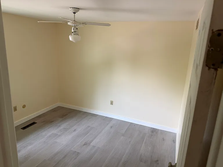 956 Barclay Ln #956 — Photo 2