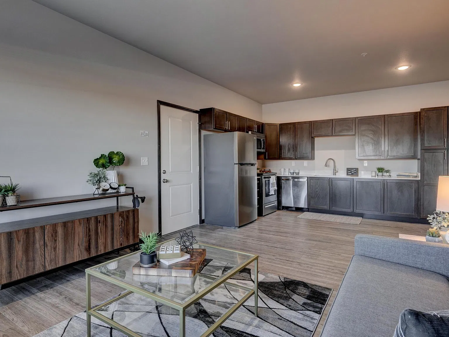 2 bed, 750 sqft, $945 — Photo 2