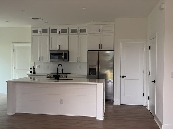 5th image of 2011 Peel Ave