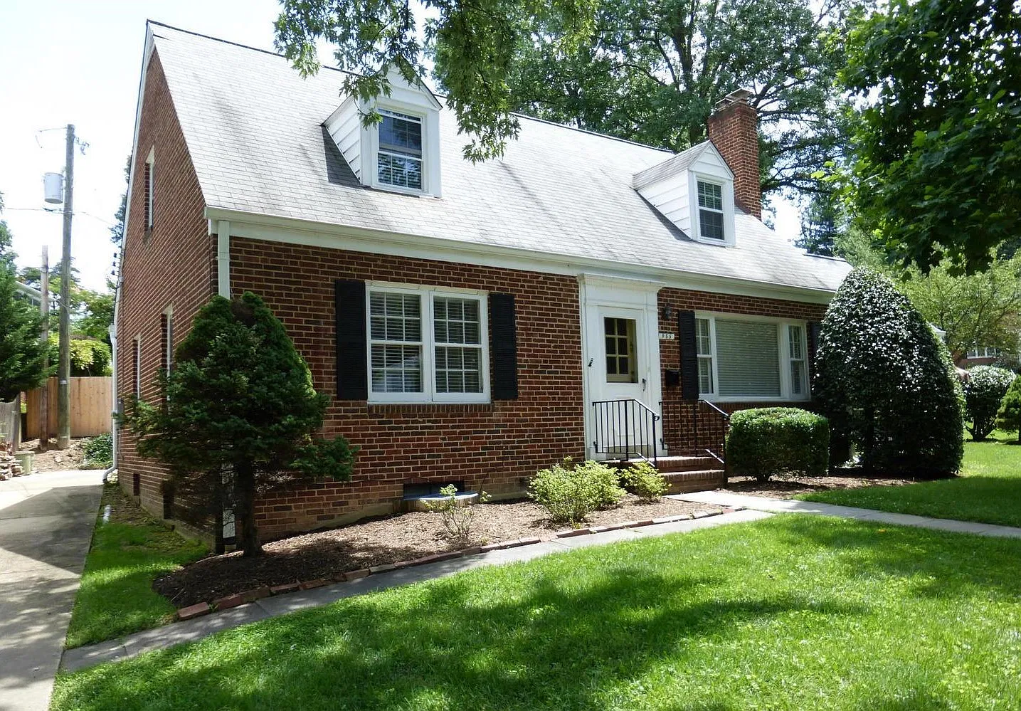 This beautiful corner lot brick home! — Photo 3