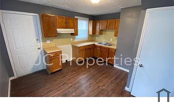 3 bed, 870 sqft, $1,100 — Photo 3