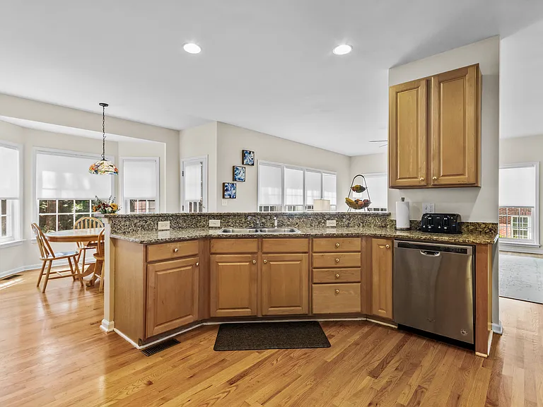 8 Bentley Way — Photo 18