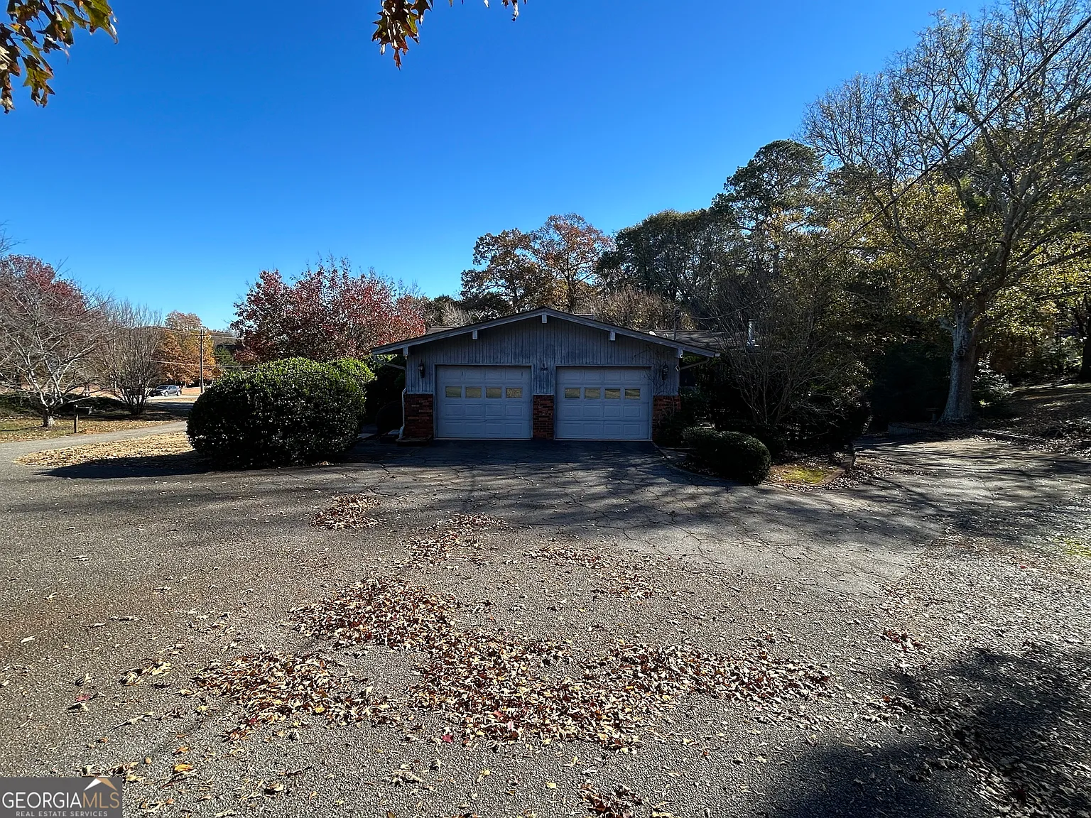 3 bed, 2.0 bath, 2392 sqft, $2,100 — Photo 2