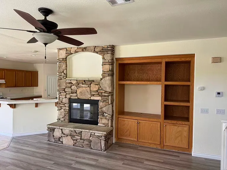 1070 Hawthorne Dr — Photo 7