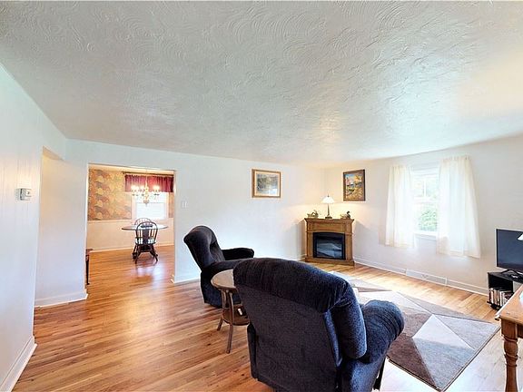 4th image of 1566 Theatre St
