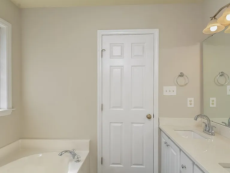 118 Ashton Ct — Photo 13