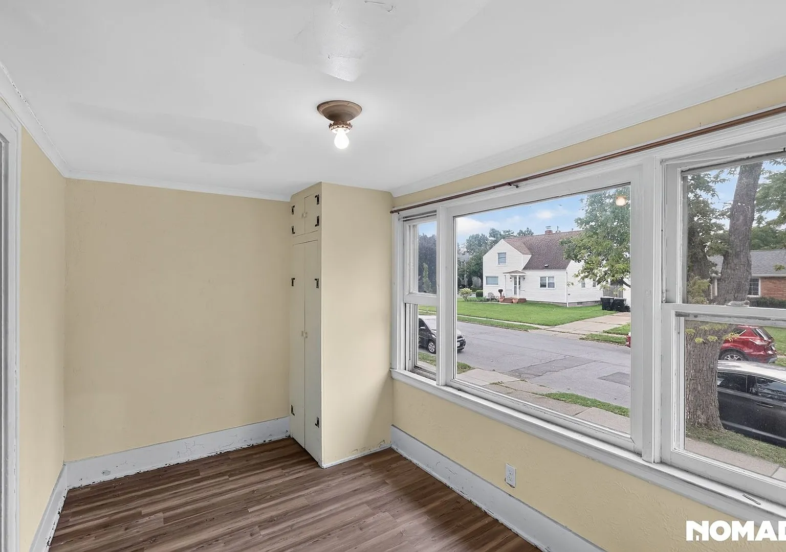 Large 2Bed/1Bath + Dining Room + Living Room + Sunroom in Kenmore — Photo 2