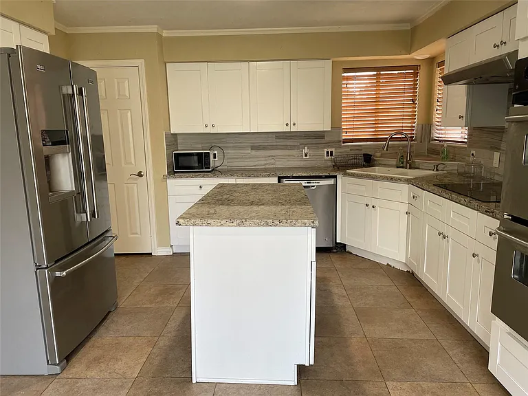 18002 Hollywell Dr — Photo 2