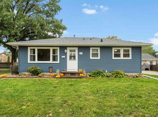 2225 Sunnyside Cir, Cedar Falls, IA 50613
