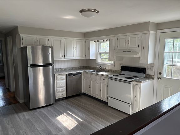 Kitchen, new oven has been installed (photo shows old oven)