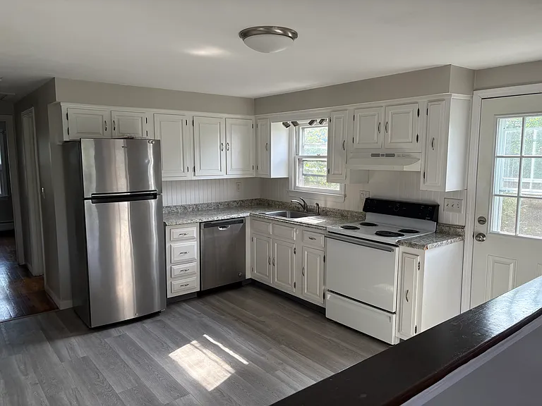 Kitchen, new oven has been installed (photo shows old oven)