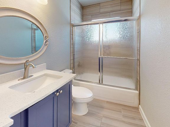 Primary Bath w enclosed shower/tub