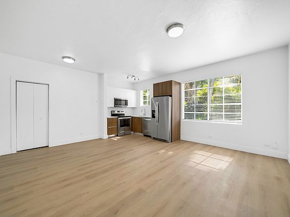 5th image of 940 Jefferson Ave APT 8