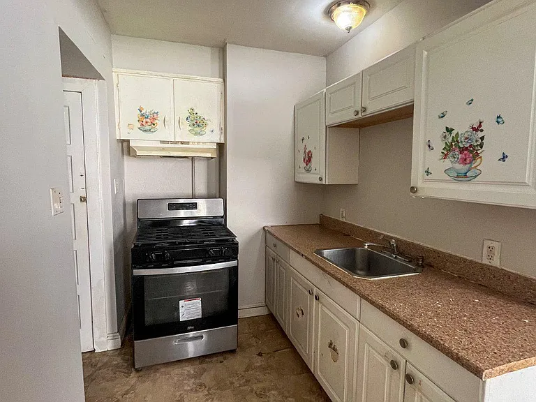 208 Maple Ave — Photo 5