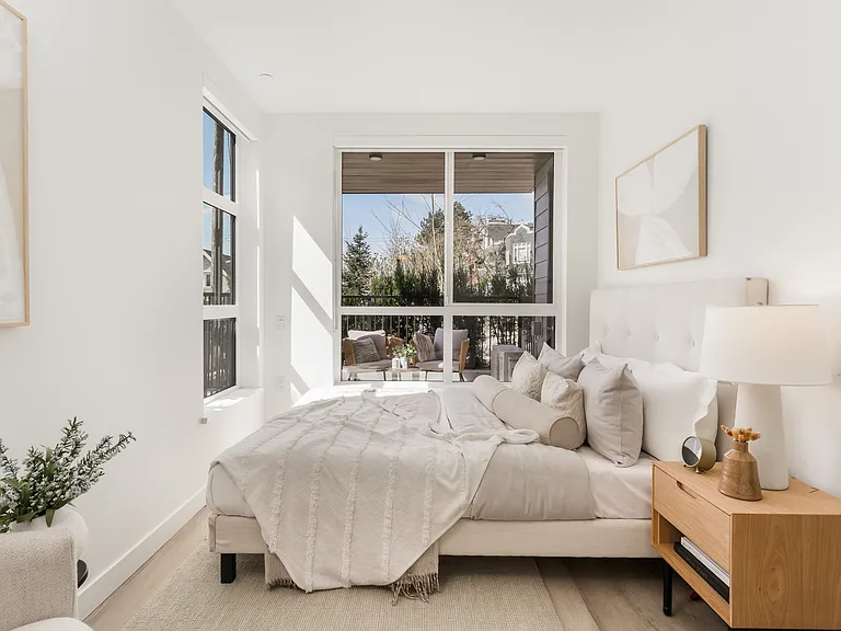 2762 Lonsdale Ave — Photo 34