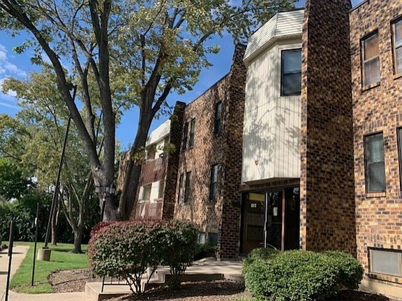 2nd image of 2212 Country Club Dr APT 6