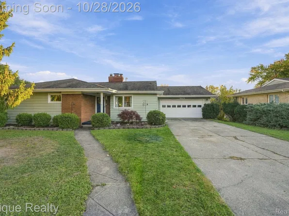 12407 Hillcrest Dr, Grand Blanc, MI 48439