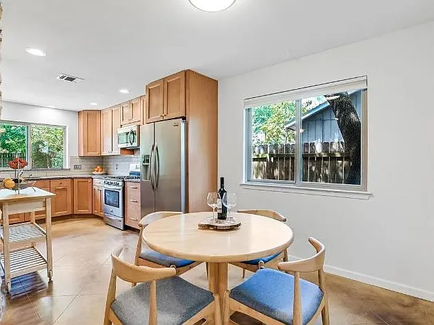 7104 Lunar Dr