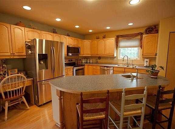 2nd image of 980 Pickering Dr