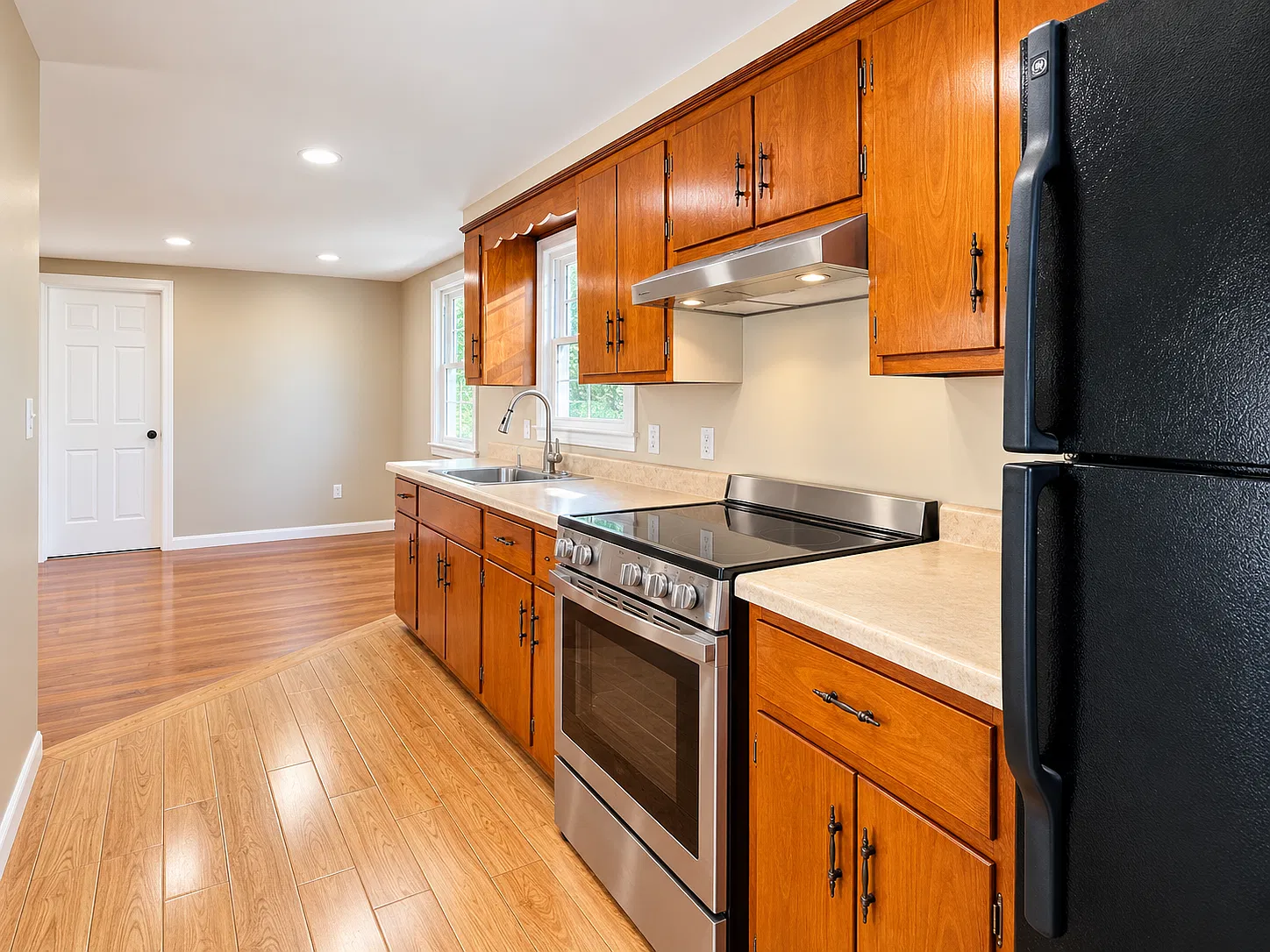 3 bed, 1000 sqft, $3,050 — Photo 3