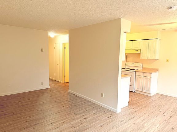 3rd image of 3212 SE 9th Ave #12