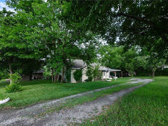 3rd image of 411 Harmony Rd