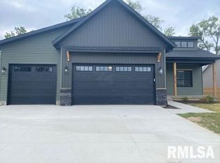 4915 Willow Cir, Davenport, IA 52806
