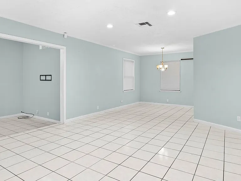 527 Lively Dr — Photo 12