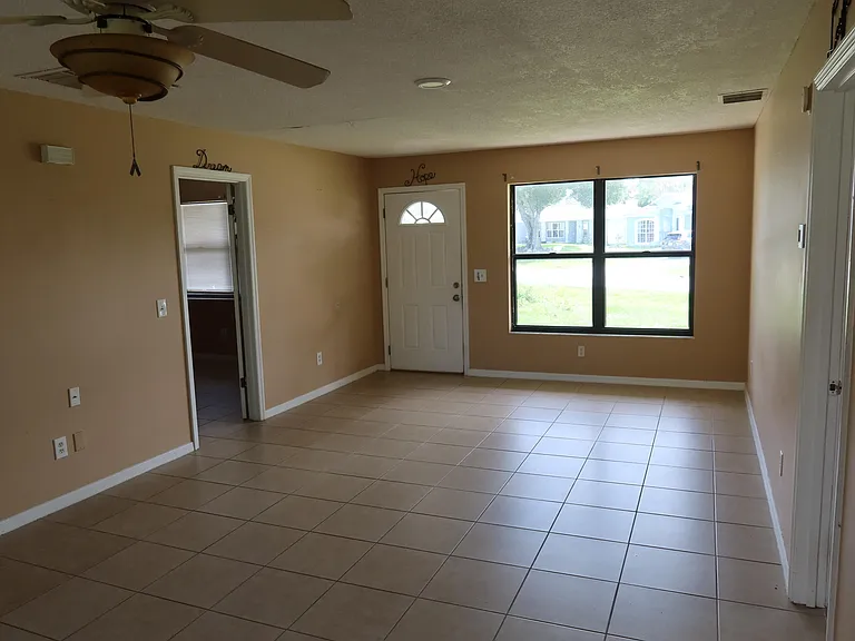 601 SE Polynesian Ave — Photo 9