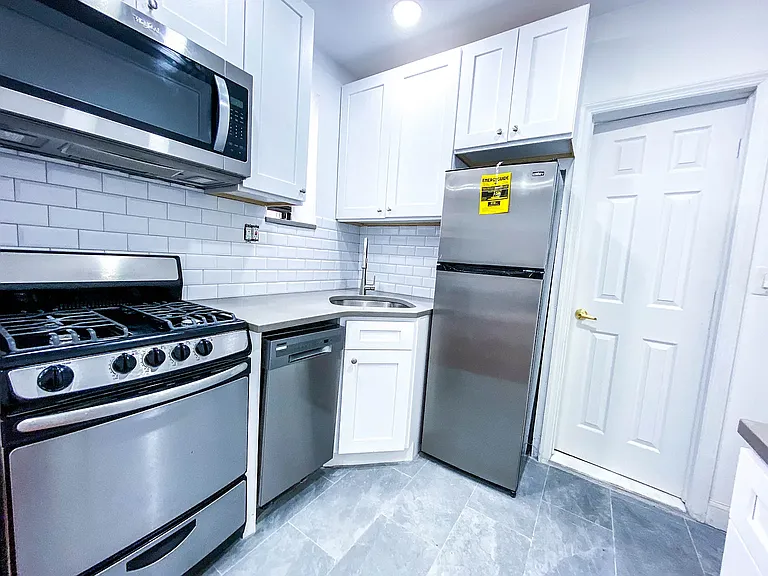 3111 Crescent St #D7 — Photo 8