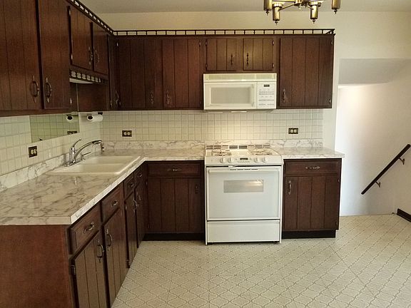 3rd image of 2251 Dora St