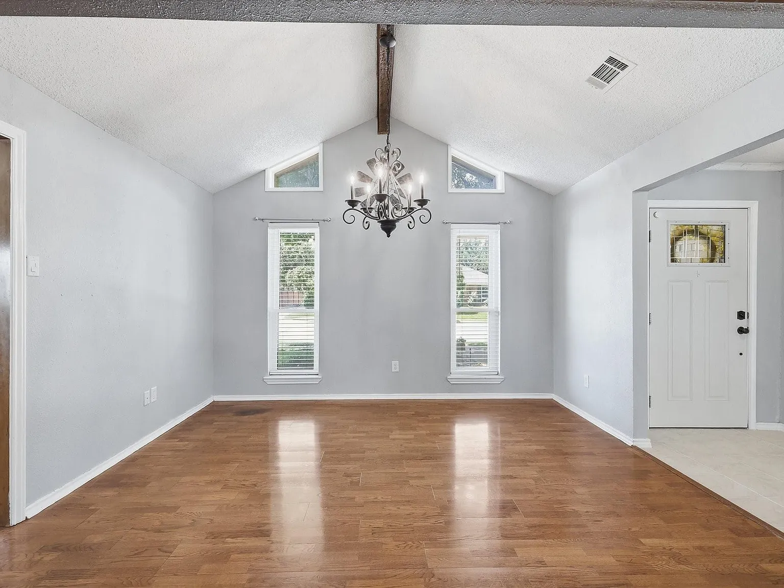 3 bed, 2.0 bath, 1959 sqft, $2,600 — Photo 4