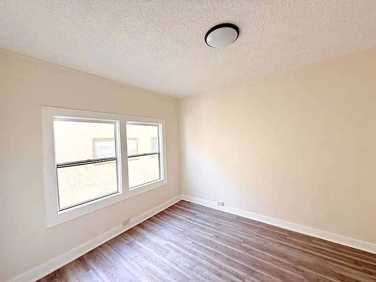 1614 N. Kenmore Avenue — Photo 28
