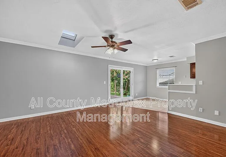 431 Malden Dr — Photo 3