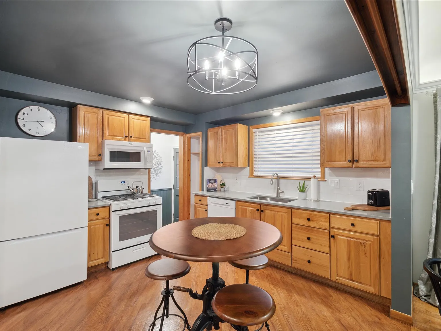 3 bed, 1000 sqft, $3,700 — Photo 4