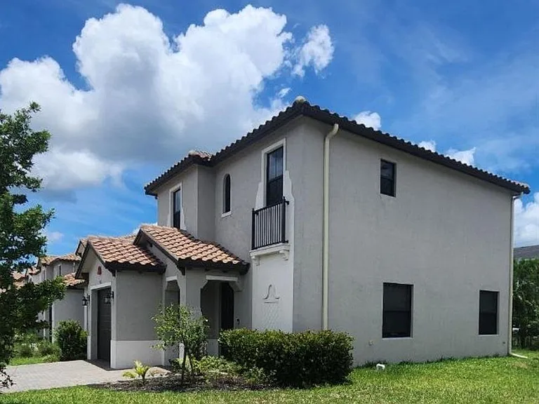 9015 Madrid Cir — Photo 2