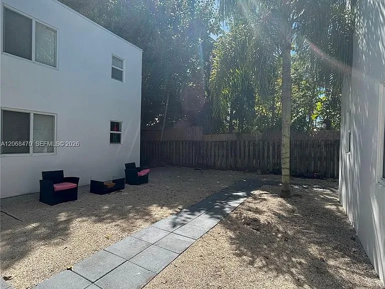 5814 NE 4th Ct #7 — Photo 5