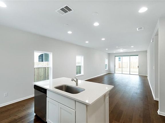 3rd image of 308 Winding Hollow Dr