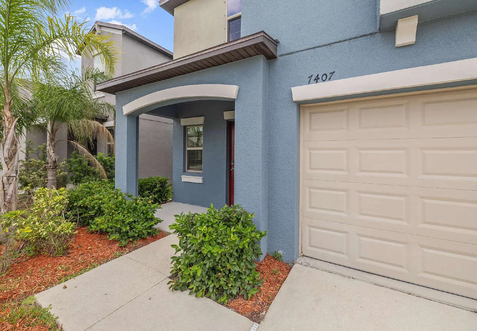 5 bed, 2.5 bath, 2215 sqft, $2,700 — Photo 2