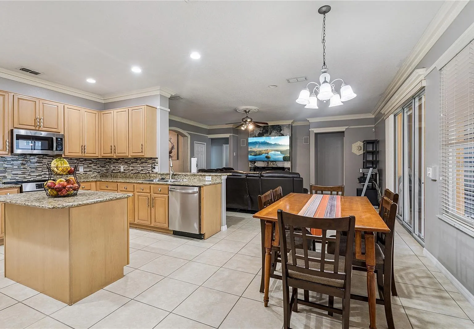 4 bed, 3.0 bath, 2465 sqft, $3,000 — Photo 3